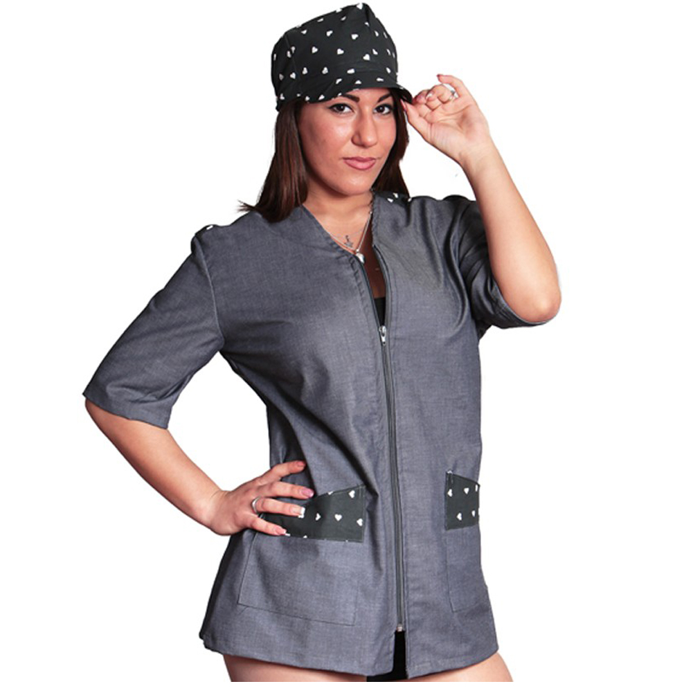 Casacca grigia da donna finimento nero cuori bianchi. Personalizzabile con il tuo logo