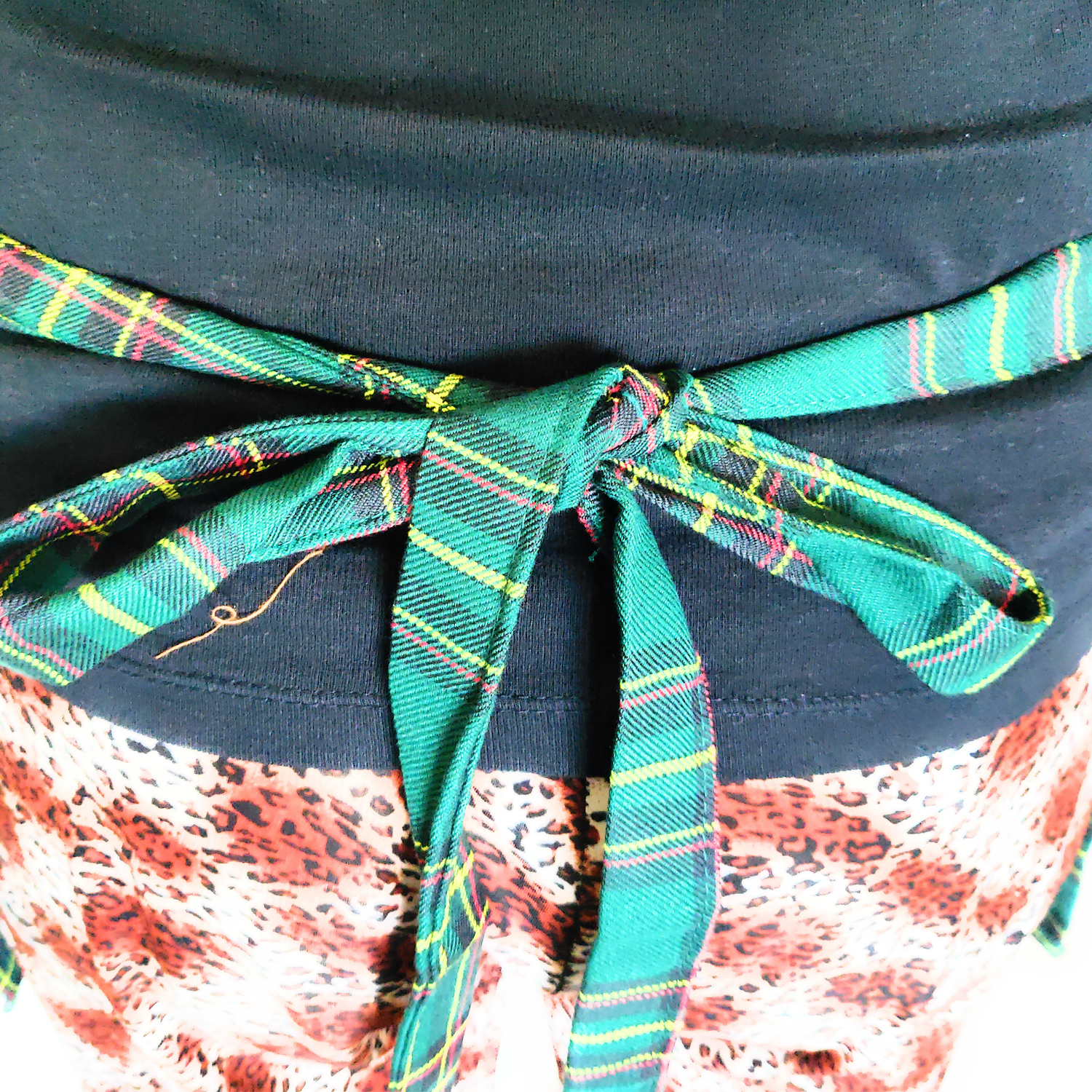 Grembiule da donna a scacchi scozzesi. Personalizzabile con il tuo logo