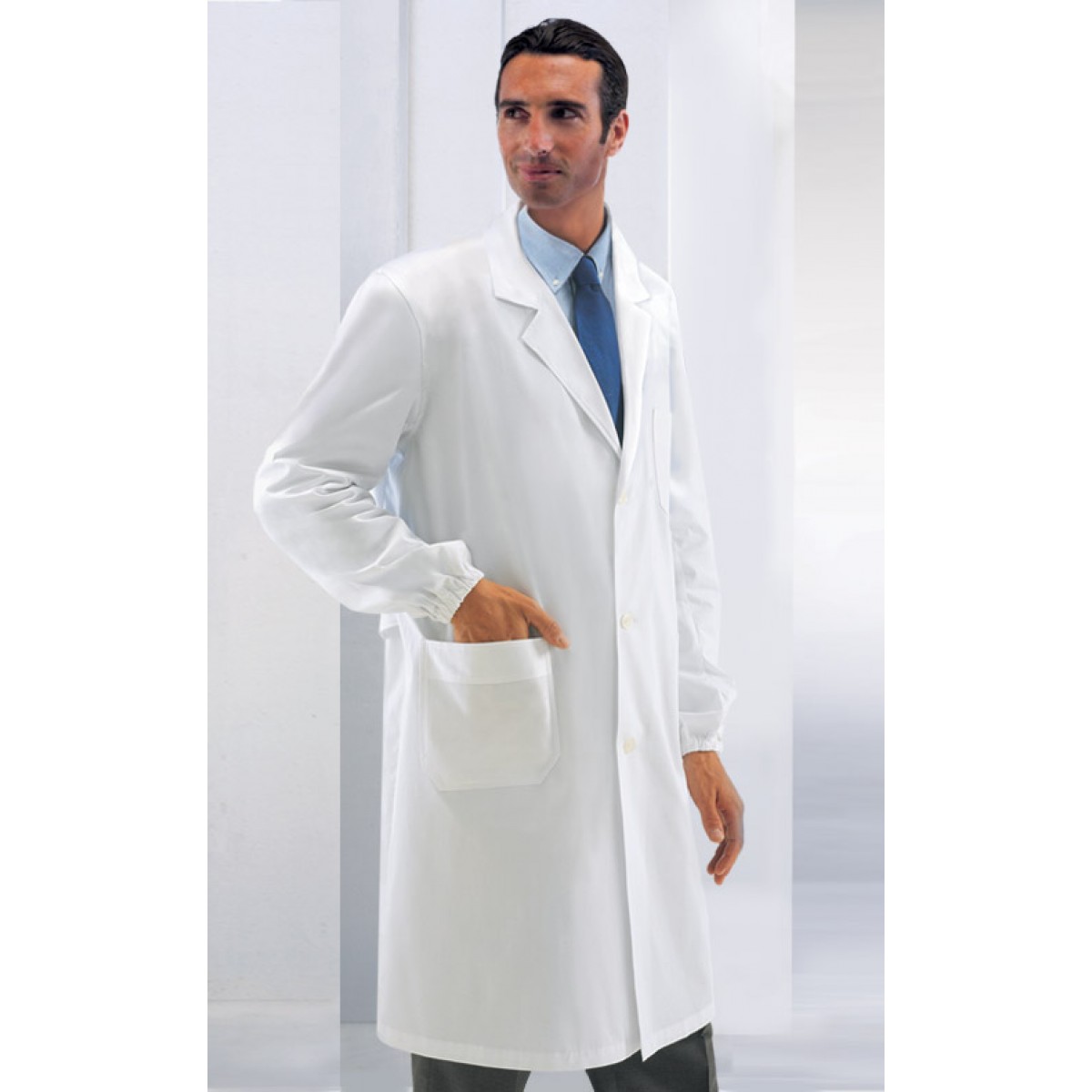 Chemises pour hommes de différentes tailles et couleurs. Personnalisable avec votre logo