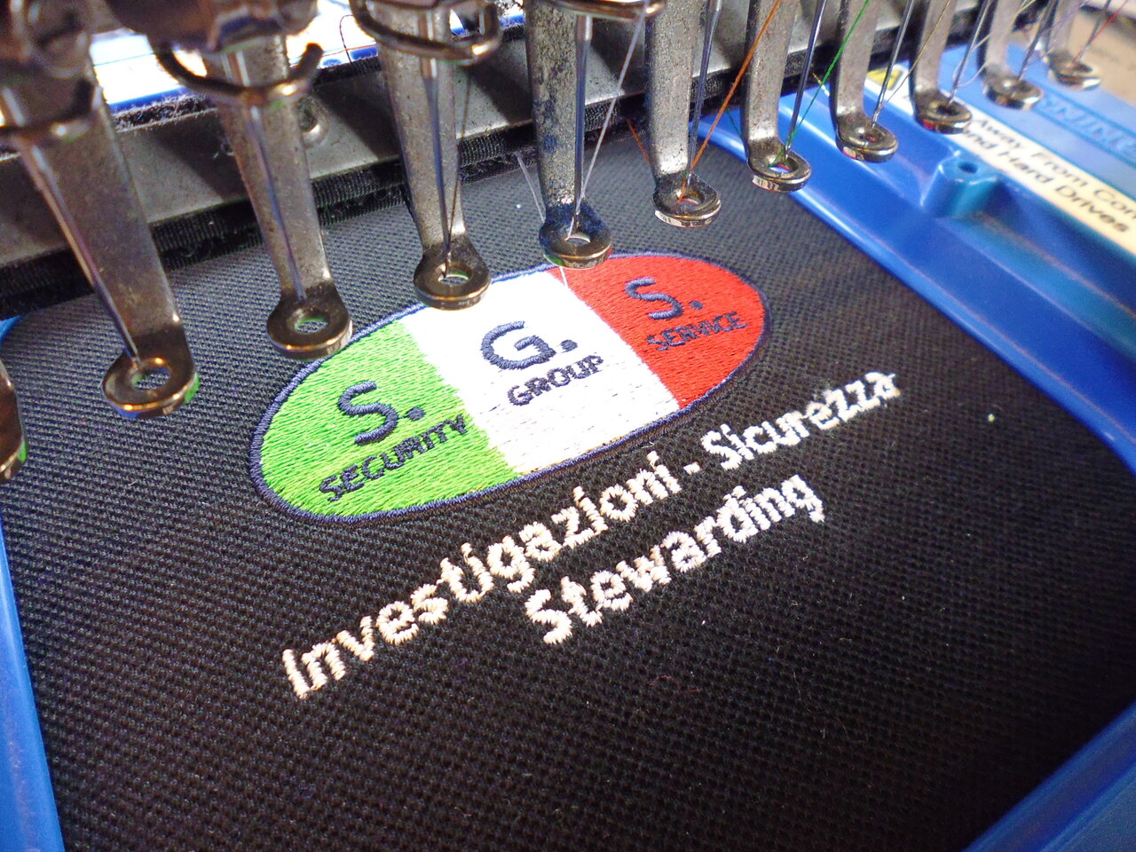 Personalizzazione di alta qualità con stampa e ricamo per un effetto unico, distintivo al tatto e alla vista